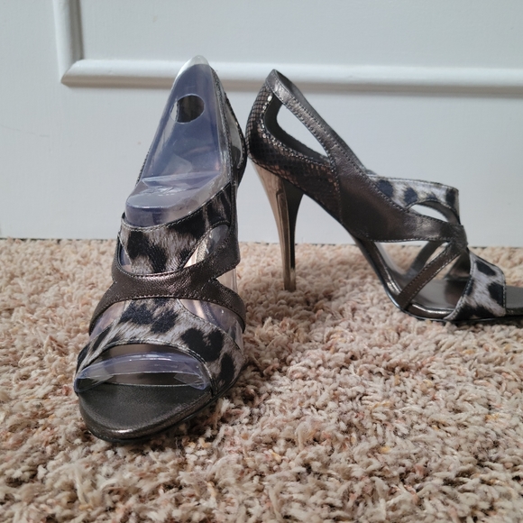 Guess Pumps - Picture 2 of 4